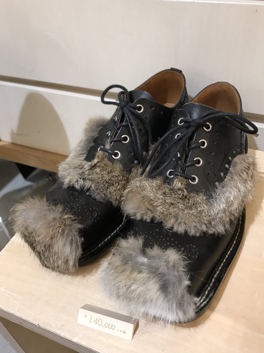 kio_dollshoes's tweet photo. MakingThings所属作家  試着レポート
: s.scrofa
ブタ鼻フォルムにソールの重厚な一足。
ダイナミックなフォルム感ですが、甲でしっかりと固定できればつま先のストレスがなく履き心地抜群。
ラビットファーとの組み合わせがおしゃれです。
#MakingThings #阪急梅田 #scrofa https://t.co/IMvLohuszO