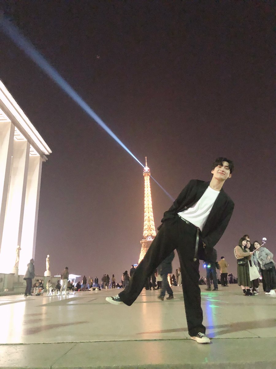 official_ACE7's tweet photo. [#에이스_준]  Bye Paris🤚🏻💕
#France #Paris https://t.co/uN8qlK3H7F