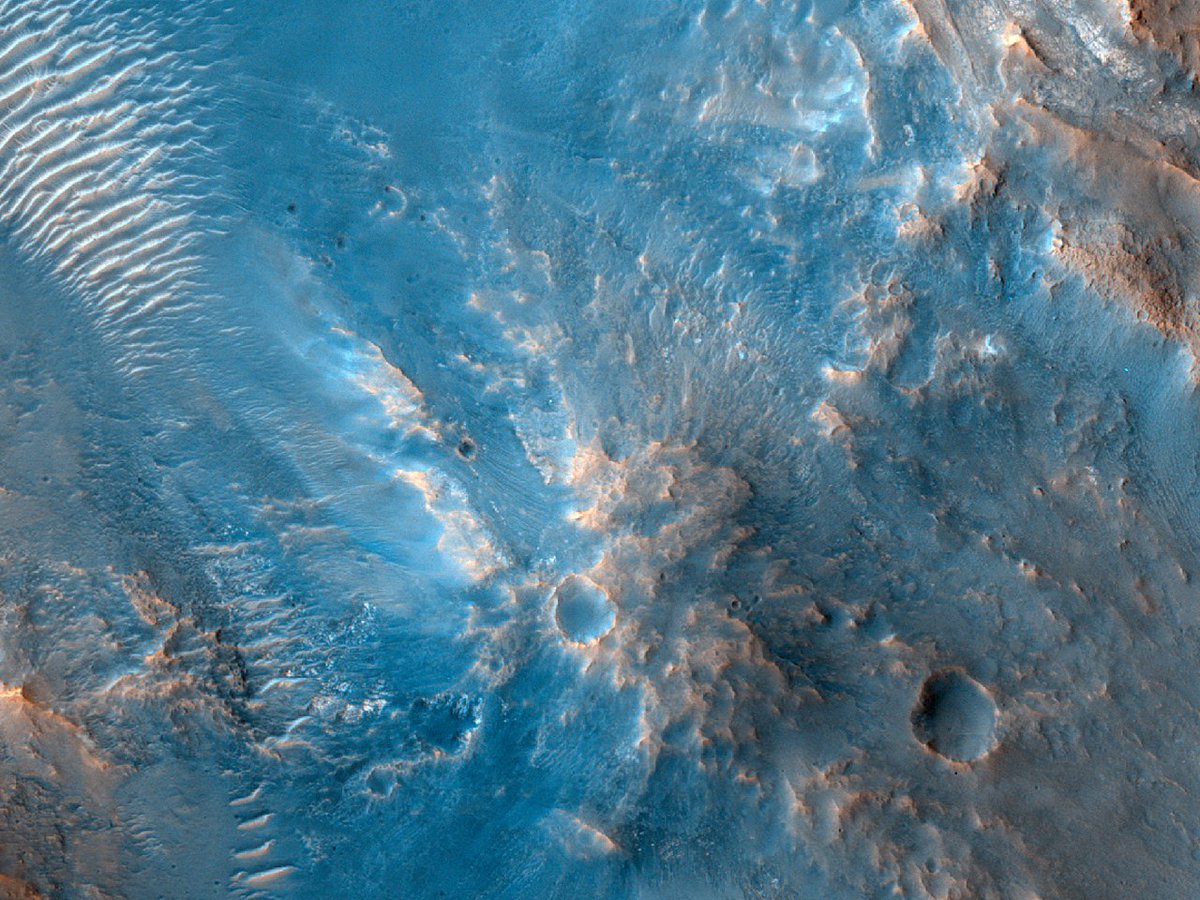 mars_atlas's tweet photo. Down in the Center | via @HiRISE #MarsSurface https://t.co/dDZumsyhYX https://t.co/u1pqoXy00R