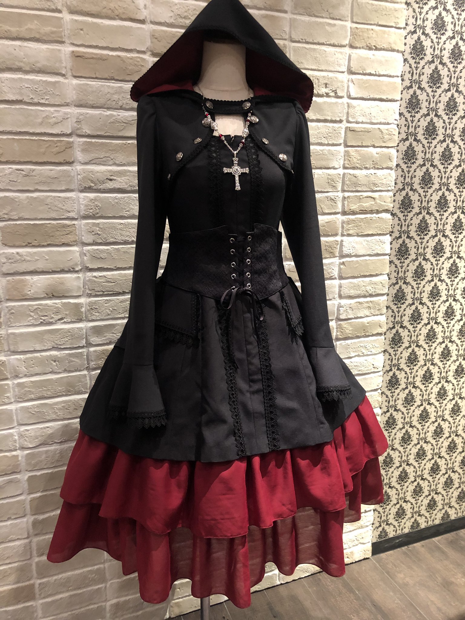 Miho Matsuda 心斎橋店 Pa Twitter 黒 赤のスペシャル仕様の 魔女 ワンピースのライヤの 紹介です 赤色がアクセントとなって かっこいい雰囲気に こちらの仕様のライヤは Mサイズがラスト一点です T Co Iqizlrydow Mihomatsuda ミホマツダ