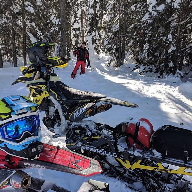KlimUSA's tweet photo. Snow marker is showing 7ft with more to come this weekend! It will be perfect conditions for the Frozen Cow Tag in a couple weeks. Hit the link in our bio to register for the event. #KLIMLife #frozencowtag https://t.co/Db5LRQaV4D https://t.co/kXSV4uEa6i