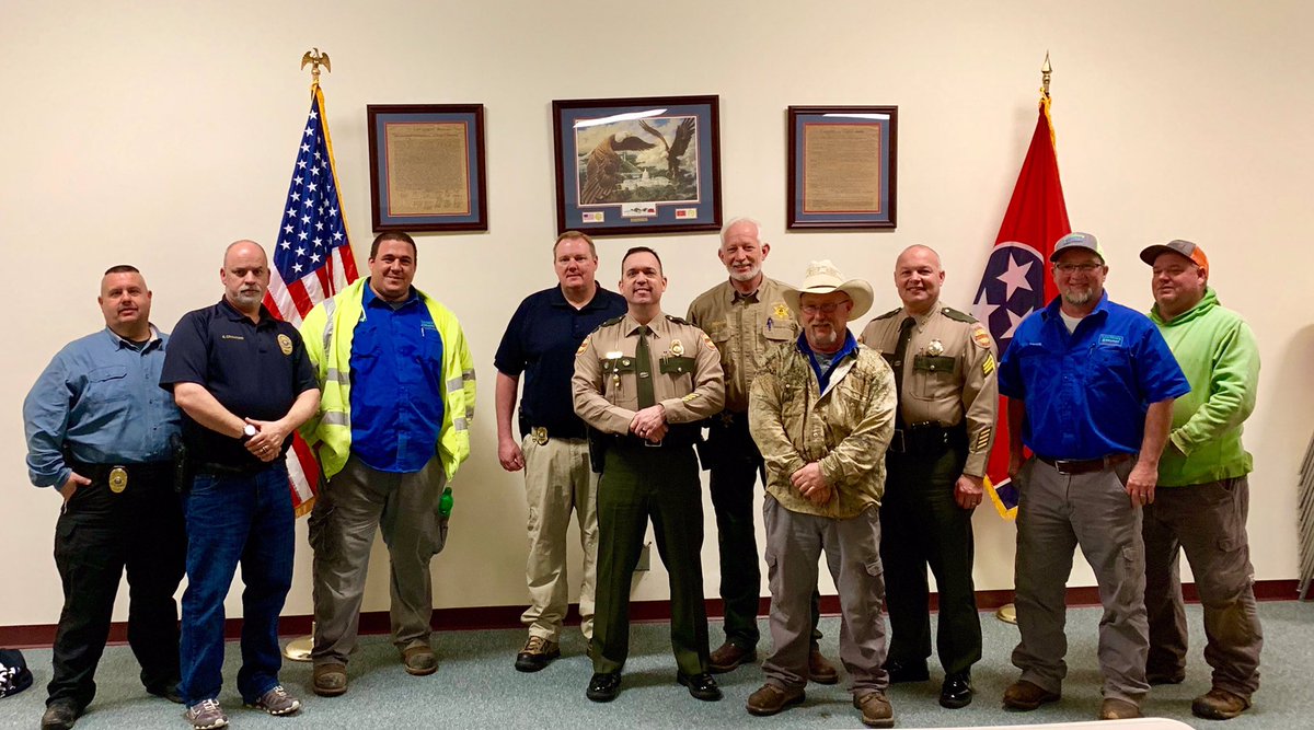 THPLawrencebur's tweet photo. THP, TBI, Lewisburg PD and Marshall Co SO met with employees from the Lewisburg Gas Company. Topic was how drugs affect our community. By working together we can make a safer place to live. #educationispower #movinginthesamedirection https://t.co/S3hyHuUmo2