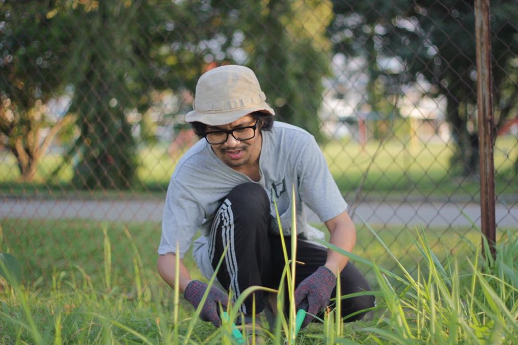Untuk mengurangkan penggunaan bahan bakar dalam menggunakan mesin pemotong rumput. They do everything manual. Rumput yang dipotong dimasukkan ke dalam compos bin.