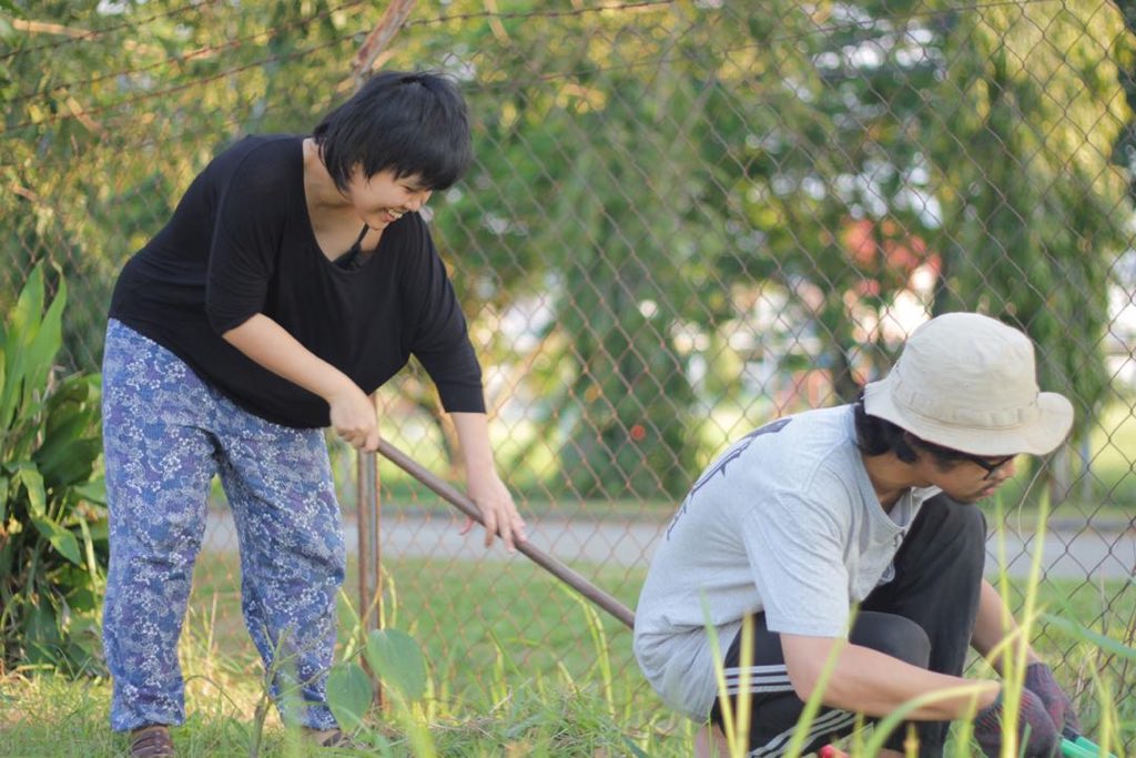 Untuk mengurangkan penggunaan bahan bakar dalam menggunakan mesin pemotong rumput. They do everything manual. Rumput yang dipotong dimasukkan ke dalam compos bin.
