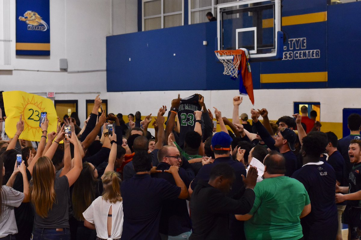 Coach_Sherm26's tweet photo. #WinForEmily #FlyHigh23 💛🏀💚 https://t.co/WMzWXM0pnG