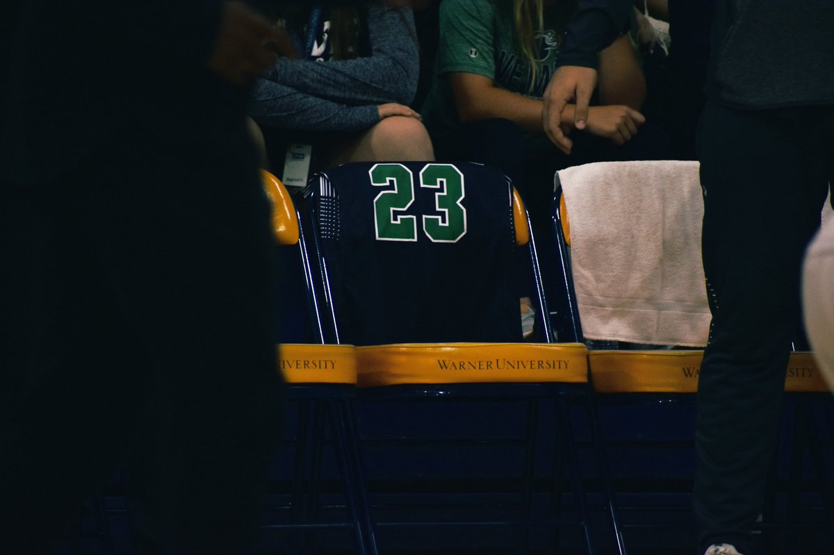 Coach_Sherm26's tweet photo. #WinForEmily #FlyHigh23 💛🏀💚 https://t.co/WMzWXM0pnG