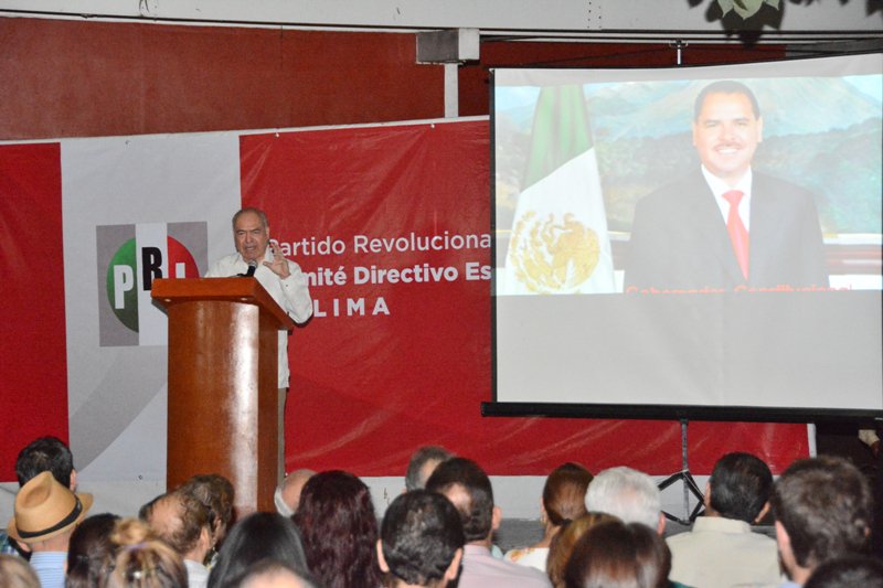 PRI_Colima's tweet photo. Gustavo Vázquez sabía escuchar a la gente: era amable y afectuoso, así lo señaló Arnoldo Ochoa González durante la conferencia dictada en el CDE del PRI “Manejo de crisis y liderazgo a la muerte del Gobernador, Gustavo Vázquez Montes”. #SiempreGobernador  #SomosPRI https://t.co/TlXxmjGek1