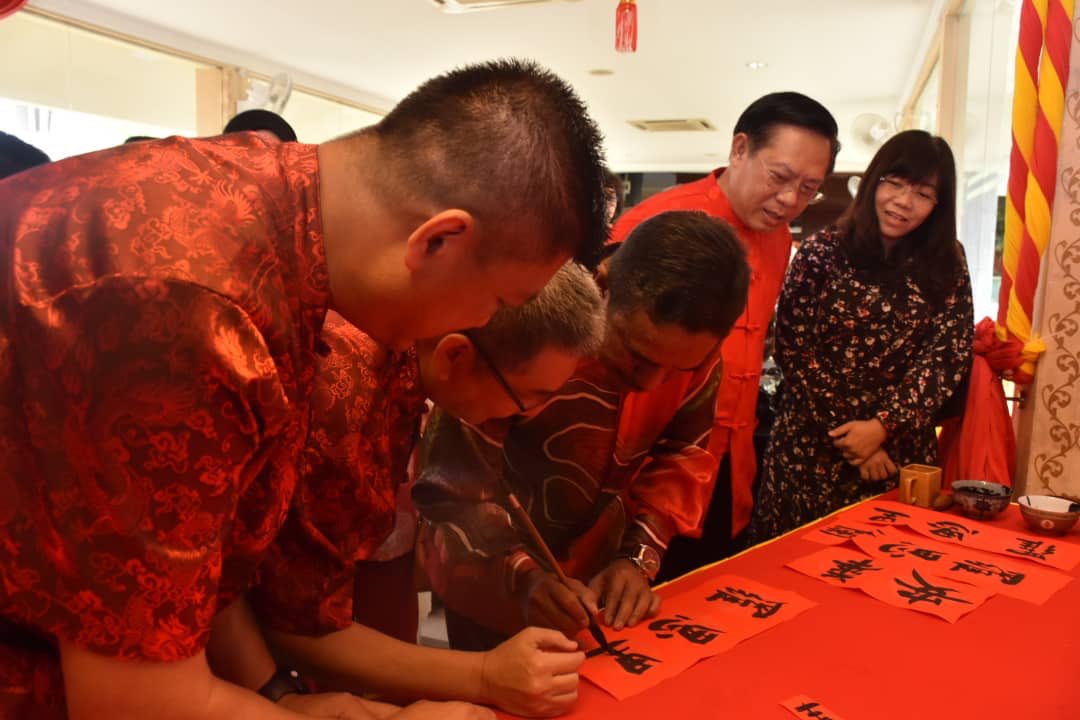 Xin Nian Kuai Le! Meriah di Rumah Terbuka Gong Xi Fa Chai di @WismaSamudera hari ini dengan kehadiran #NavyPeople berbilang kaum. Panglima Armada Barat bersama tetamu juga sempat menggaul Yee Sang yg membawa erti kesepaduan dan harmoni. 

#NavyNews 
#NavyWay