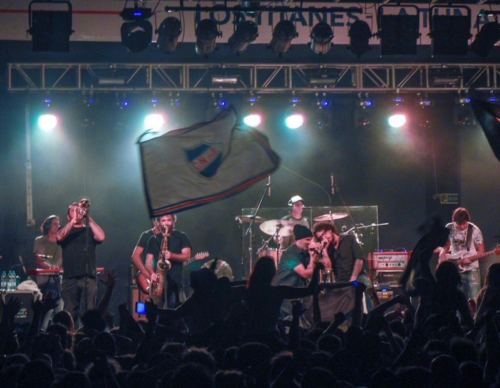 De bandera la ilusión
Y preparando la acción
Que la cordura no tiene oferta!!!!!