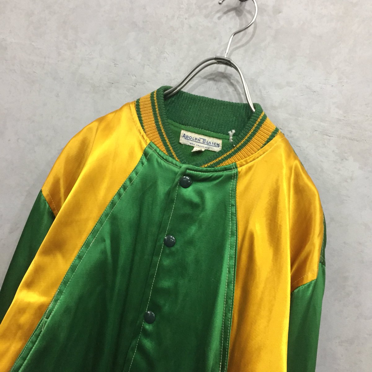 billyhunt_osaka's tweet photo. こんちは！ユウヤです！😎
こちらは50年代 "ADOLPH BLAICH" #サテンジャケット！
バックのフェルトのレターが良いヴィンテージ感を出してます😎
レーヨン素材😎
春に持ってこいなヤツ😎
#グッドコンディション #グッドサイズ👍
#古着 #古着屋 #大阪 #堀江 #billyhunt #ビリーハント #ヴィンテージ #50s https://t.co/XDjC9HA9vl