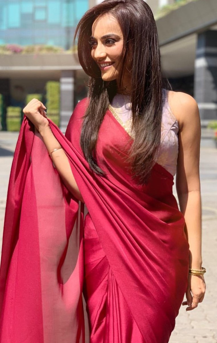 SidRocking6's tweet photo. I think SJ is in Love with #GullyBoy ..😎😂
Saree by- #anusoru 
@SurbhiJtweets https://t.co/dYCMiqTEYn