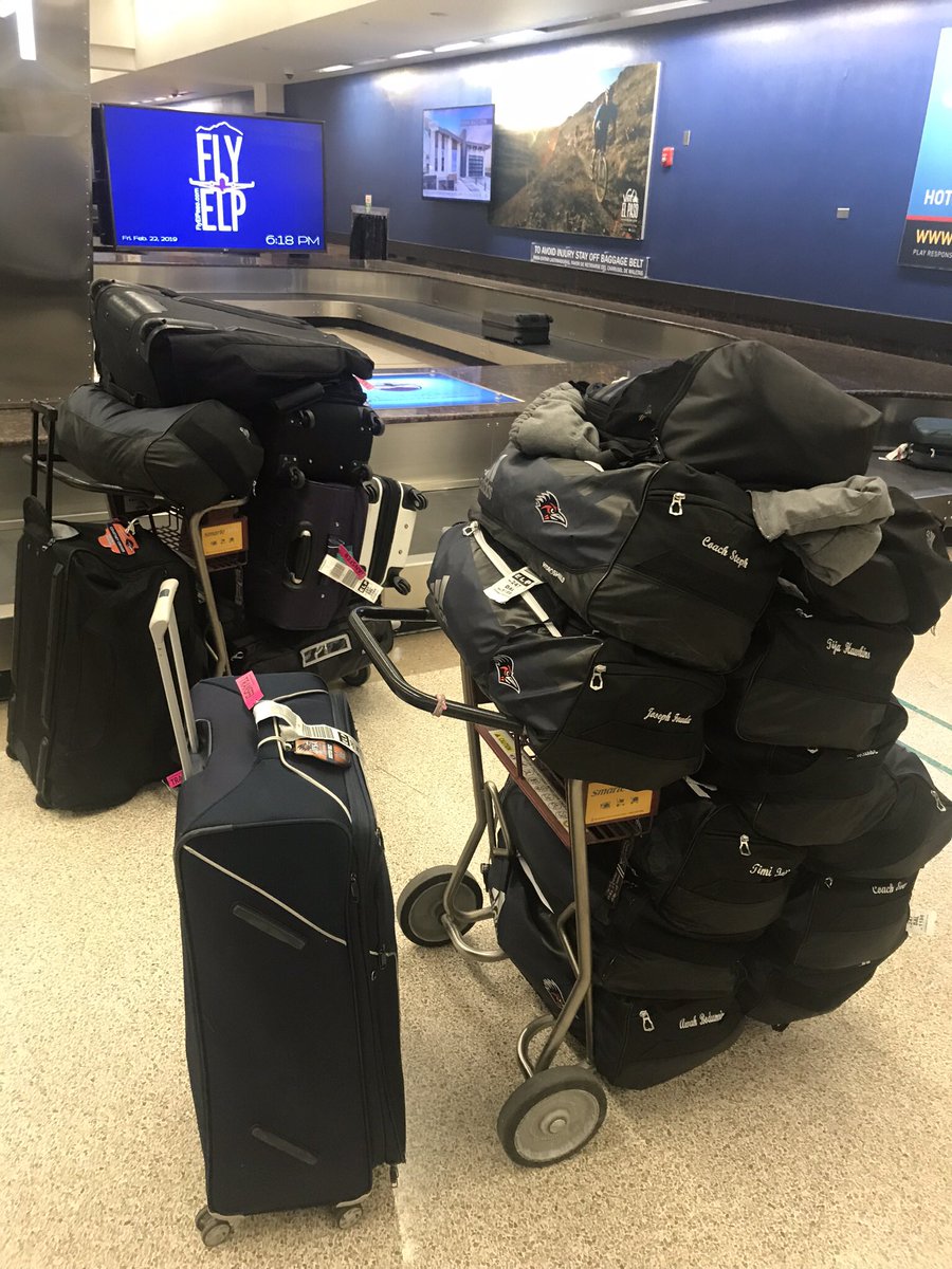 cremer_courtney's tweet photo. Today our bags arrived two hours late. I attempted to get them all outside on my own. It went exactly as you would expect, terribly. #doboproblems https://t.co/sWJaz0dLkI
