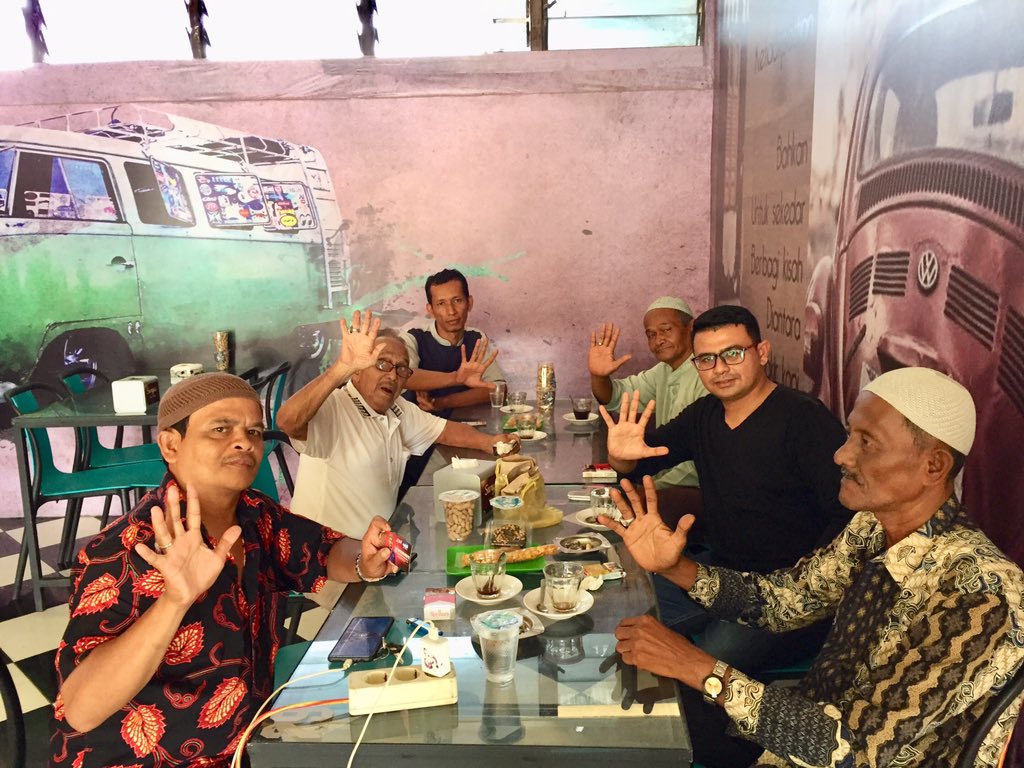 TeukuFazil_M's tweet photo. Alhamdullilah.. Dukungan terus mengalir. Terima kasih Kpd tokoh-tokoh masyarakat Gp.Keramat Banda Sakti kota lhokseumawe.
#RakyatRinduPemimpinJujur 
#KaustarMuhammadYus 
#Nomor5 
#DPRRI 
#Aceh2 https://t.co/vVUpPM83Tl
