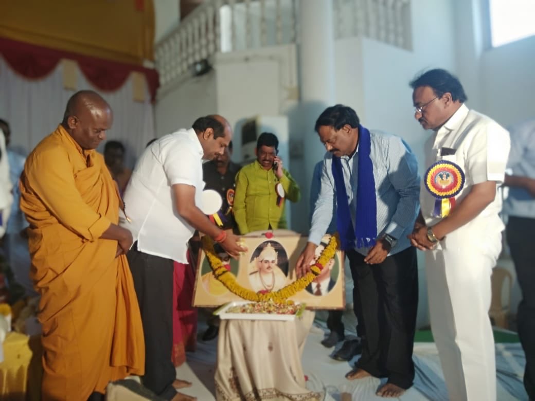 kashempur's tweet photo. ವೀರಶೈವ ಕಲ್ಯಾಣ ಮಂಟಪದಲ್ಲಿ ಎಸ್.ಪಿ ಸುಳ್ಯದ ಅವರ ಶ್ರೀ ಮಹಿಪಾಲರೆಡ್ಡಿ ಮನ್ನುರ ಅವರ ಅಭಿನಂದನಾ ಗ್ರಂಥ ಲೋಕಾರ್ಪಣೆ ಮತ್ತು ಸನ್ಮಾನ ಸಮಾರಂಭದಲ್ಲಿ ಪಾಲ್ಗೊಂಡೆ. https://t.co/xzw8jTWOar