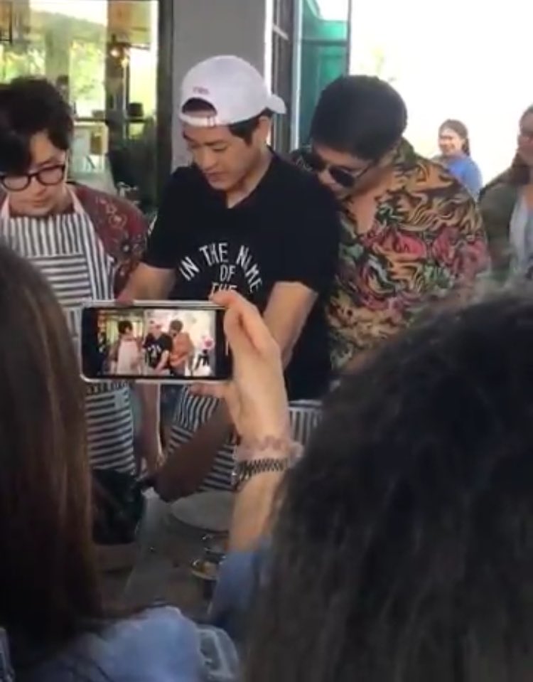 sef_tms's tweet photo. ไม่ให้เป็นพ่อได้ไงดูทำแต่ละอย่าง เดี๋ยวจุ๊บไ��ล่ เดี๋ยวจับเดี๋ยวทัช แอบถ่ายรูปเขาลงไอจี เม้นบอกรักโต้งๆ 
ล้านแปดวีรกรรมผัวดีเด่น https://t.co/Mr1XLbxzAP