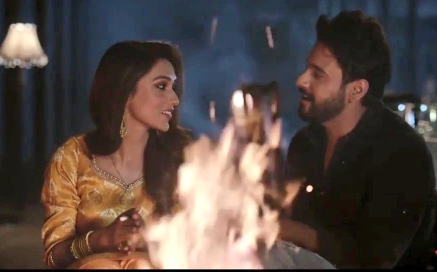 MousumiChaudhu3's tweet photo. #KenoJeToke truly the most  ROMANTIC track of the season 😍😘😘..soft bt so powerful..shoja hridoye probesh kore..' kaner bhitor diya morome poshilo go aakul korilo pran'..#MonJaanena dekhte jawar excitement  ro 100 times bere galo..@Yash_Dasgupta 😍👍❤..@YashhD_FC https://t.co/YyyBw2TZKt