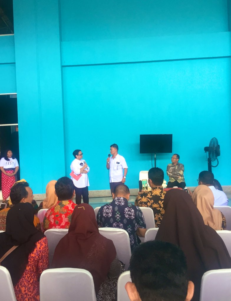 Di sela penyelenggaraan #DiploFest Makassar, #MenluRetno bertemu dg para perwakilan guru se-Sulawesi Selatan untuk berdiskusi mengenai pengenalan diplomasi Indonesia. #IniDiplomasi #DiploFestMakassar2019