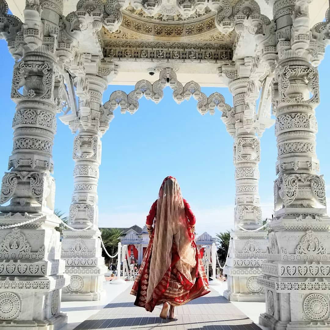 Guide2Bride's tweet photo. Planning a temple wedding? Then  a place like this will be perfect. We admire how the bride has kept her look simple yet beautiful 😍 Shot by SB Image Studios &amp; @jays_mojo
#templewedding #swaminarayantemple #simpleyetclassy #indianbride #indianwedding #guide2bride https://t.co/DV8B3endvS