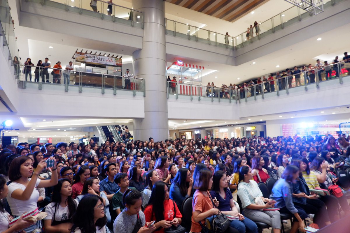 nbsalert's tweet image. Lang Leav is here and she's all smiles for the Love Looks Pretty On You book signing!
#LangLeavInPH