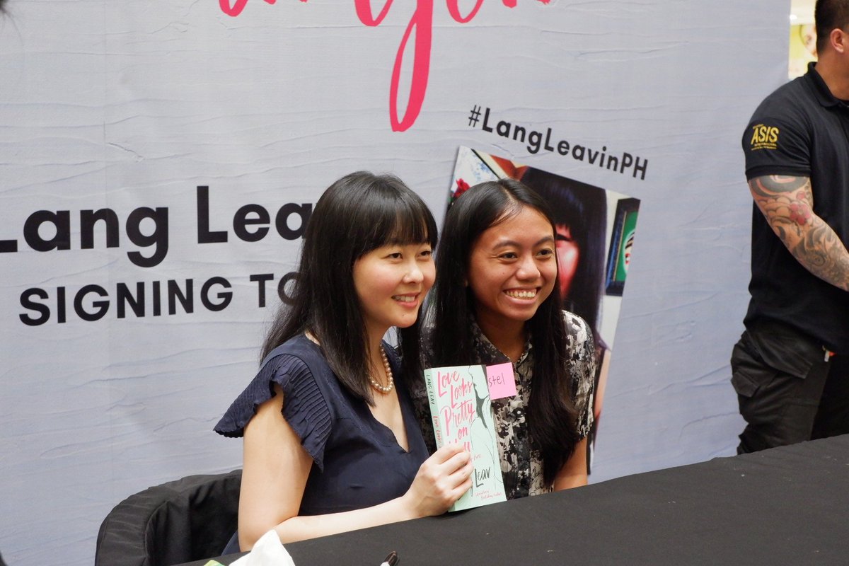 nbsalert's tweet image. Lang Leav is here and she's all smiles for the Love Looks Pretty On You book signing!
#LangLeavInPH