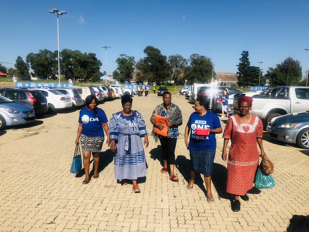 LuyoloMphithi's tweet photo. My family arriving at the #DAManifesto launch. Leadership starts at home @Our_DA https://t.co/IS4gJ6hWtt