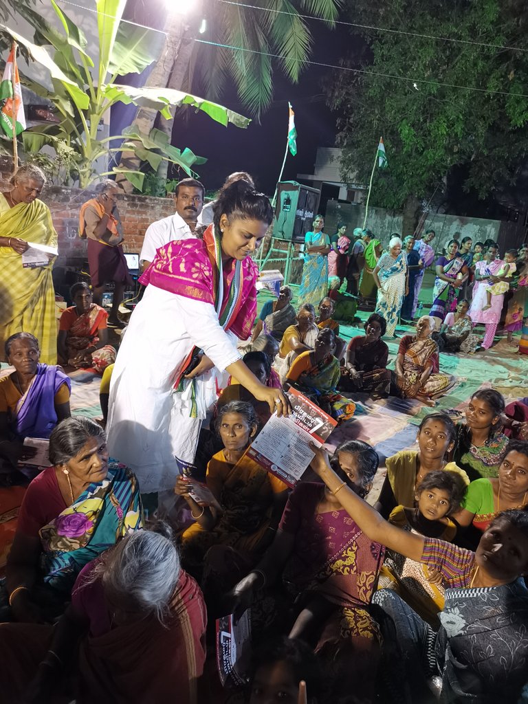 Hassan_tnpyc's tweet photo. #ChaloPanchayat in karur by @TN_PYC dyc prem... Distributed pamphlets...with @JebiMather ji. @Allavaru ji @keshavyadaviyc ji @srinivasiyc ji @MWasnik_INC ji @SanjaySDutt  ji https://t.co/J65bjLYhyw