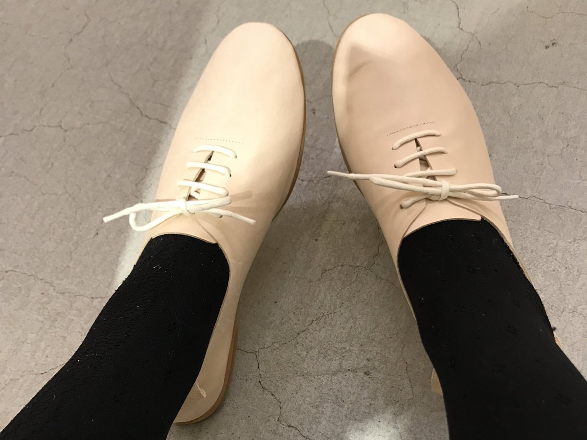 kio_dollshoes's tweet photo. MakingThings所属作家  試着レポート
: yusuke omori
一枚革のヌメ革がしなやかに足を包んでくれます。
しっかりと革のソールが縫い付けてあり、スポンジのインソールが入っているので柔軟に足の動きに対応してくれます。
#阪急梅田 #MakingThings #yusukeomori https://t.co/Don31GtCja