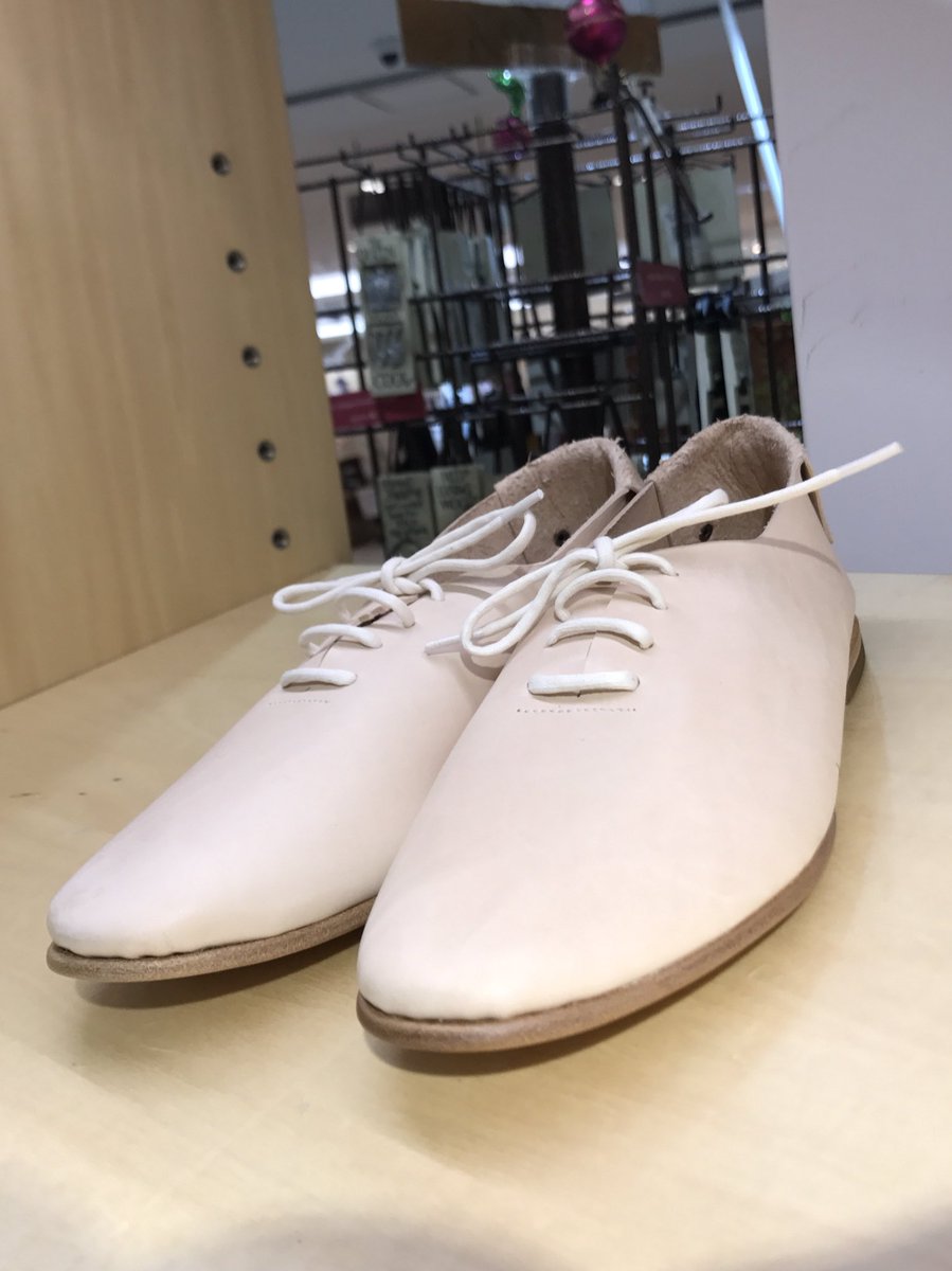 kio_dollshoes's tweet photo. MakingThings所属作家  試着レポート
: yusuke omori
一枚革のヌメ革がしなやかに足を包んでくれます。
しっかりと革のソールが縫い付けてあり、スポンジのインソールが入っているので柔軟に足の動きに対応してくれます。
#阪急梅田 #MakingThings #yusukeomori https://t.co/Don31GtCja