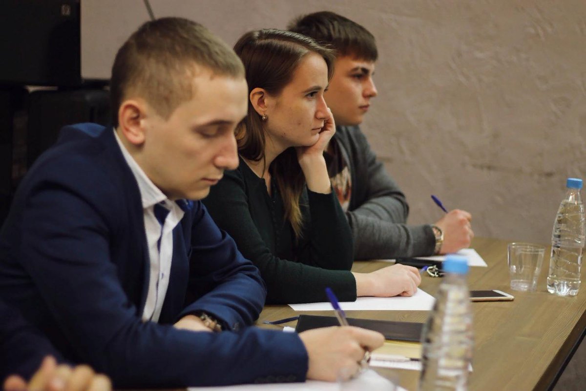molprav24's tweet photo. 21 января мы встретились с Молодой гвардией Единой России и поговорили о том, чего хочет молодежь. А ещё подписали соглашение о сотрудничестве — отныне будем дружить и реализовывать совместные проекты 😊 #molprav24 #молправ24 #командамечты https://t.co/VGhUpgsrcR