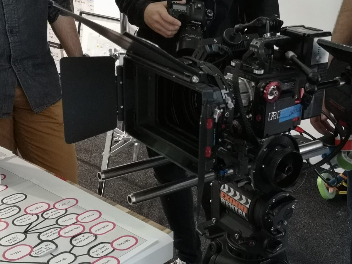 Dimas_Agudo's tweet photo. Entre cámaras! En el documental sobre industrias creativas y procesos de innovación empresarial: el caso de Rapsodia Innovation Center 🆒🚀🎥 @coolrapsodia @LetsFlowCool https://t.co/wxJlrQk6fg