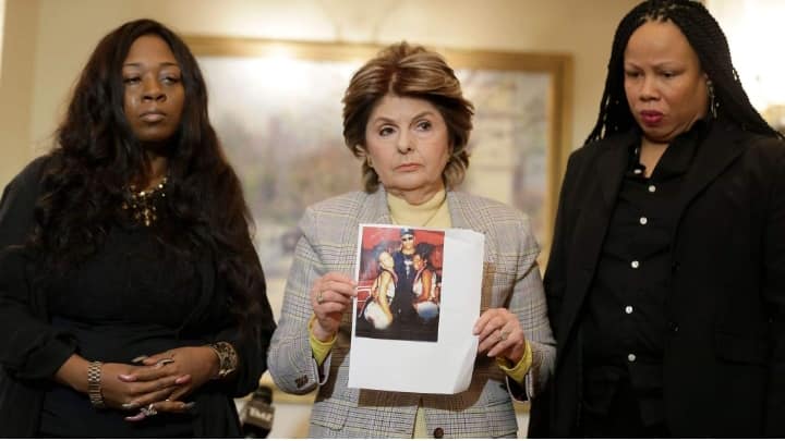 tariqnasheed's tweet photo. Is there a particular reason why Gloria Allred was holding up a photo of a couple of the R Kelly accusers, in a photo with LL Cool J? https://t.co/KmPLHze09W