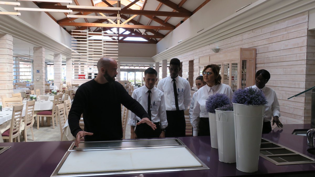Alumn@s proyecto <a href="/marhotels/">Mar Hotels</a> #restaurante #escuela en la puesta a punto del Aparthotel Playa Mar &amp; Spa que arranca su temporada
¡Prácticas en estado puro y con el apoyo de excelentes profesionales!
#aprendeconMarHotels #MarTalent #Incorpora <a href="/FundlaCaixa/">Fundación ”la Caixa”</a> <a href="/Deixalles/">Fundació Deixalles</a>