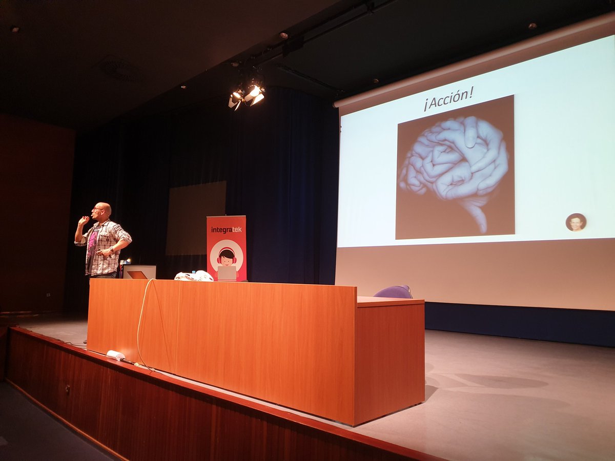 Jesuitas_ZAR's tweet photo. Compañeros de infantil y primaria formándonos en neuroeducación con @jesuscguillen de la mano de @integratekedu https://t.co/QUfjIA3NFM
