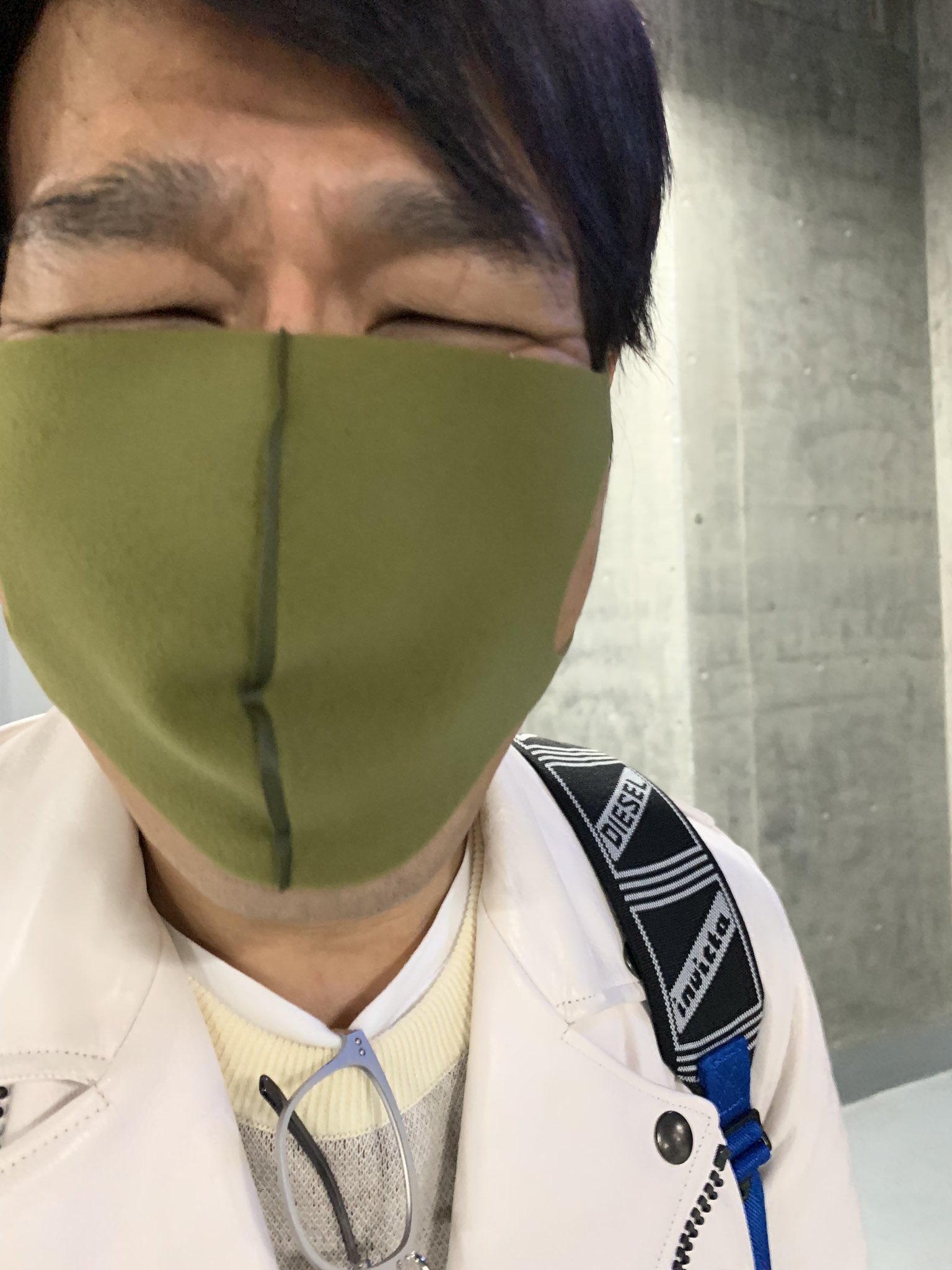 古坂大魔王 最近頻繁に使ってるマスクpitta 俺 顔がデカくないのにずり上がってきて目を攻撃し始める なんでかな 俺 顔デカくないのに 目の中にグイグイ入ってくる 顔デカくないのに何でかな T Co Gw6zga3nux Twitter