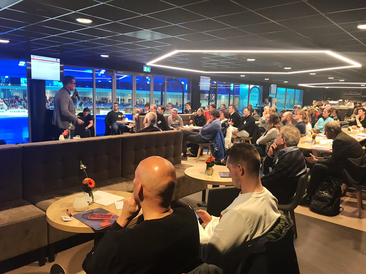 Innovatiethialf's tweet image. Tribunes lopen vol voor WK-sprint @thialf en prof. Nico van Yperen (@NicoWvY) legt uit hoe je de ‘perfecte race’ kan rijden: accepteren en re-focussen! #SST19 #gezondetopprestaties #presteren #WKsprint