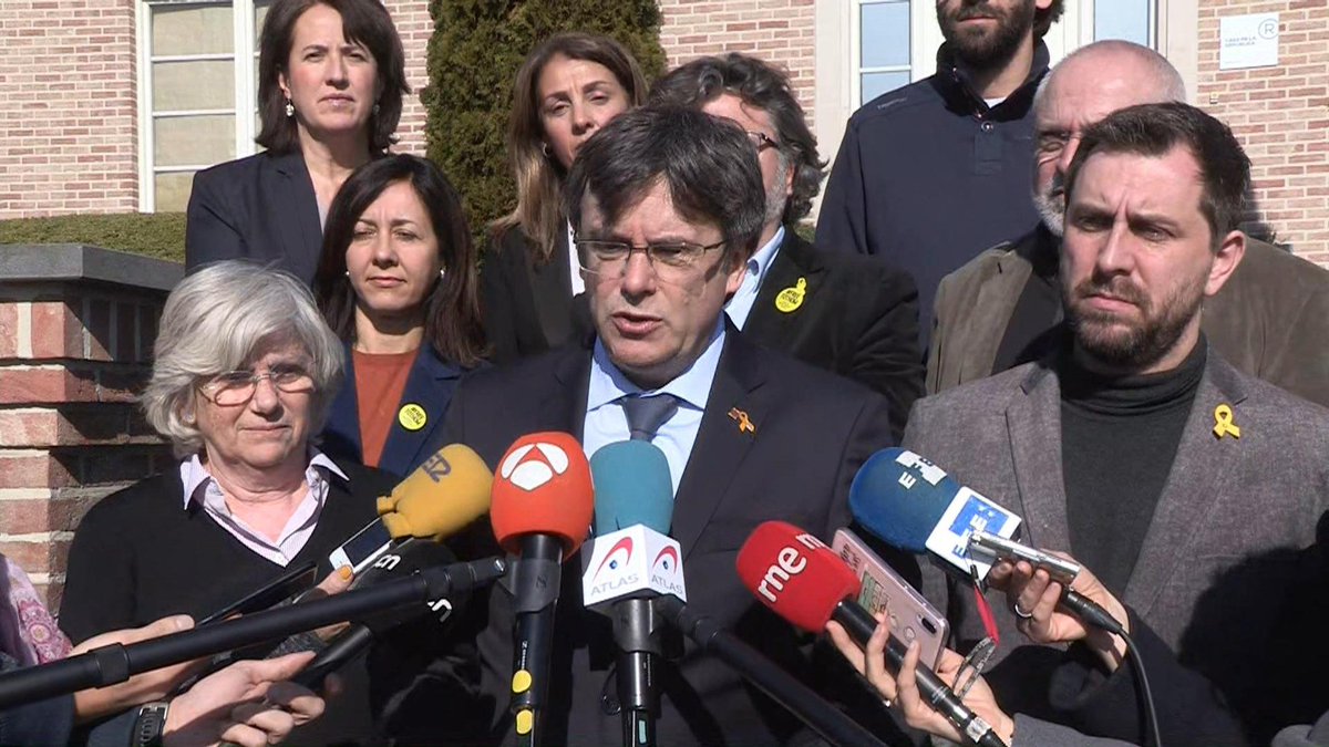 JuntsXCat's tweet photo. 📷 El president @KRLS i els consellers @PuigGordi i @ClaraPonsati participen en la primera reunió presencial del Consell per la @republicat_cat a Waterloo. 

#LlibertatPresosPolitics 
#FreeTothom🎗️ https://t.co/4u6k3ZI0gN