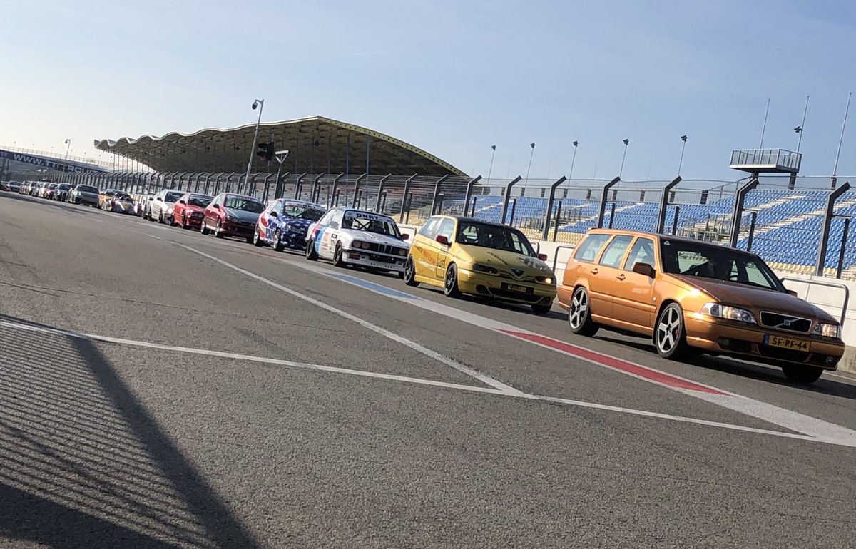 vrijrijden's tweet photo. Wat een prachtige dag om de auto uit te laten! 😎 Gewoon recreatief Vrij Rijden of testwerk raceauto’s op @ttcircuitassen 🚗🚙🏁🔝 https://t.co/UDTfmnOzP0