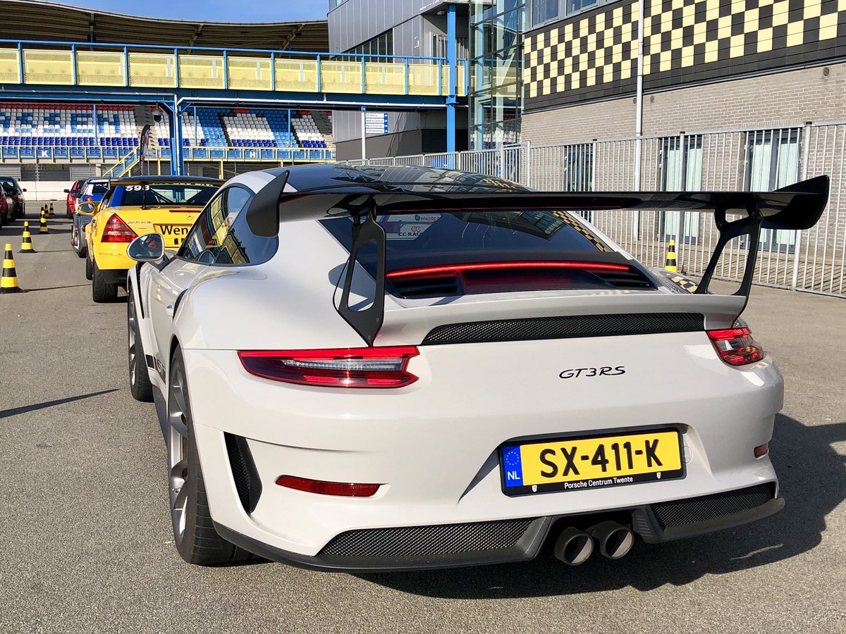 vrijrijden's tweet photo. Wat een prachtige dag om de auto uit te laten! 😎 Gewoon recreatief Vrij Rijden of testwerk raceauto’s op @ttcircuitassen 🚗🚙🏁🔝 https://t.co/UDTfmnOzP0