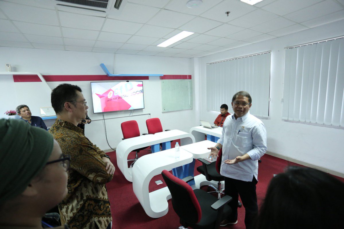 UGMYogyakarta's tweet image. Ia juga mengunjungi fasilitas riset milik Center for Digital Society (CfDS) UGM yang menggawangi berbagai penelitian terkait pengaruh teknologi digital terhadap kehidupan masyarakat.

#cfdsugm #fisipolugm #italk #ugm #ugmyogyakarta #kawanugm