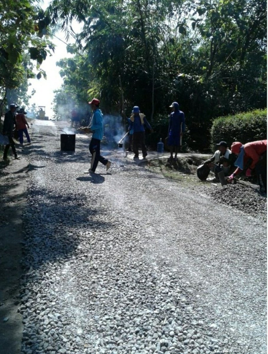 <a href="/tvOneNews/">tvOnenews</a> <a href="/akimalam_tvone/">Apa Kabar Indonesia Malam tvOne</a> Jalan DESA dibangun untuk memudahkan transportasi masyarakat pedesaan, yang selama ini tdk dilakukan presiden sebelum pak <a href="/jokowi/">Joko Widodo</a> termasuk penguasa orde baru, presiden 32th mertua pak <a href="/prabowo/">Prabowo Subianto</a> 

<a href="/EkoSandjojo/">Eko P. Sandjojo</a> <a href="/SyaifulHooda/">Syaiful Huda</a> @panji_pradana99 <a href="/TPPI_JABAR/">#DesaBISA - TPPI_JABAR</a>