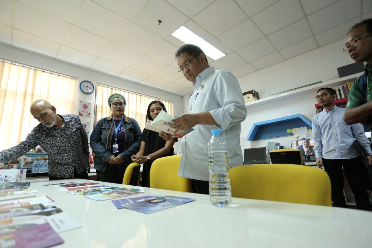 UGMYogyakarta's tweet image. Ia juga mengunjungi fasilitas riset milik Center for Digital Society (CfDS) UGM yang menggawangi berbagai penelitian terkait pengaruh teknologi digital terhadap kehidupan masyarakat.

#cfdsugm #fisipolugm #italk #ugm #ugmyogyakarta #kawanugm