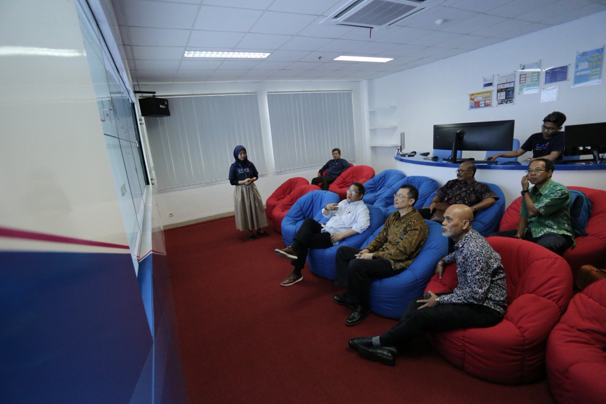 UGMYogyakarta's tweet image. Ia juga mengunjungi fasilitas riset milik Center for Digital Society (CfDS) UGM yang menggawangi berbagai penelitian terkait pengaruh teknologi digital terhadap kehidupan masyarakat.

#cfdsugm #fisipolugm #italk #ugm #ugmyogyakarta #kawanugm