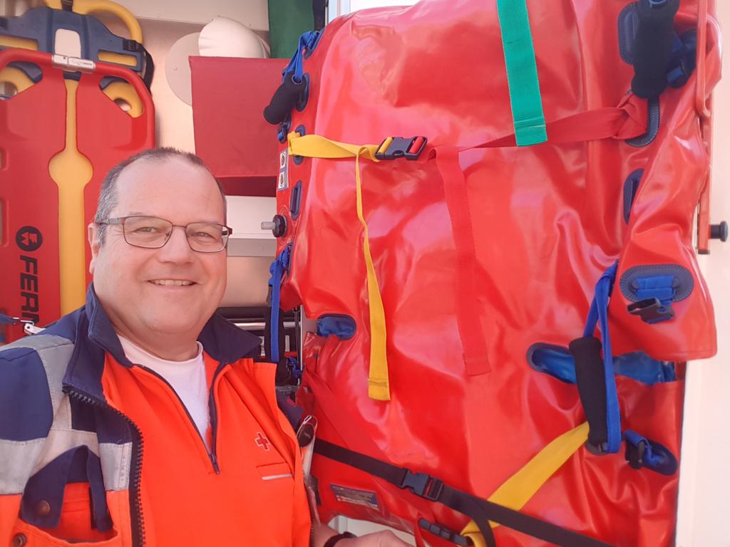 sahnetaeter's tweet photo. Vakuummatratze wieder verstaut. Wieder #einsatzklar #Status1 - #DRK #Rettungsdienst https://t.co/7GUVHDziuk