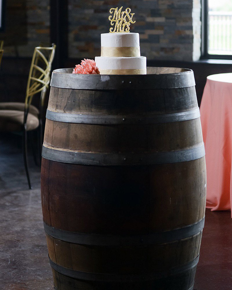 CANAL_337's tweet photo. Whisky Barrel Wedding Cake Table .... perfect choice! 🍰 👰🏼🤵Photo: Sara Ackermann Photography #caketable #weddingcake #wiskeybarrel #thomascaterers #athomasbride https://t.co/dJZV9Y5k3o