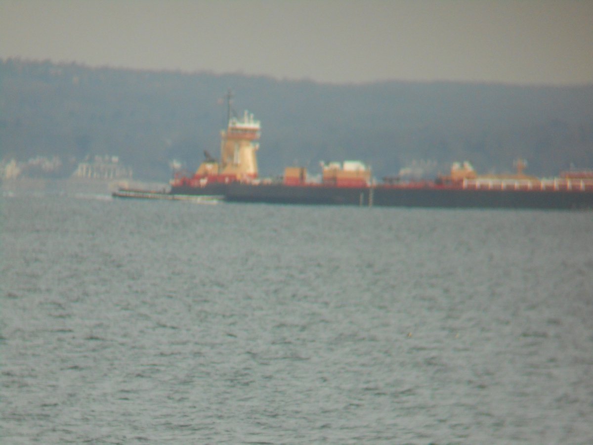 freightboy1's tweet photo. #tugboat BERT #REINAUER pushing laden #fuel #barge upbound towards #NewHaven blt 2018 at #Senesco yard https://t.co/W5vi0JMeSi