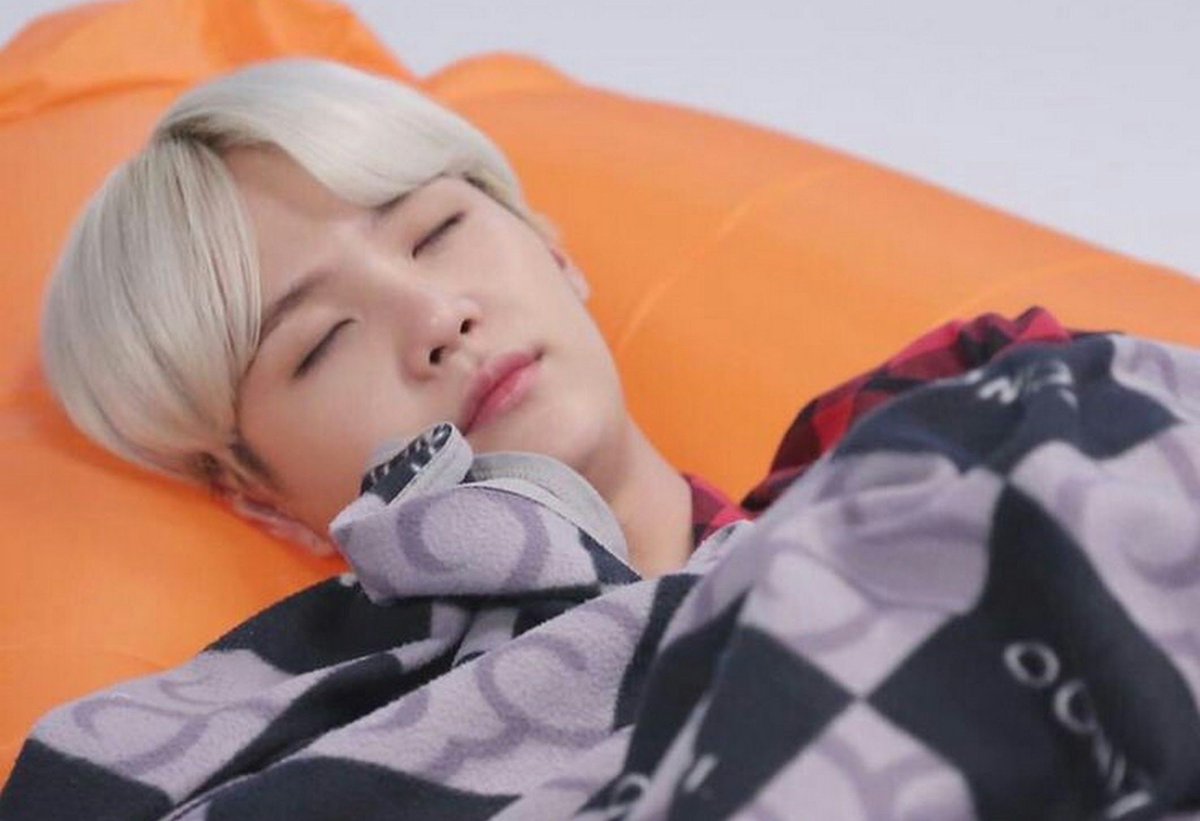 SirMinShooky's tweet photo. what a fun today! ate curry+cake @ the mall WHERE I SAW #BTS MAGAZINES&amp;ALBUMS😍&amp;finished the night by playing pool🎱talking&amp;drinking☺️
now is time for my sleep😴got my red PJs from dad&amp;the bandana from mom! she always sleep w/ a silk scarf on her head so I used a bandana @BTS_twt https://t.co/crlmLkqG9a