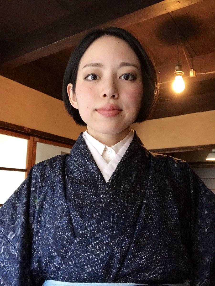 ゆっけ E 京都 ワイシャツイン着物 衣紋の抜き加減は 控えめに抜く 前後左右どの角度から見てもワイシャツの襟が綺麗に見え きものの衿も自然 拳0 5個分程度 個人的にはこれくらいがベストです 前はもうすこしゆったりしてるが本当は理想的