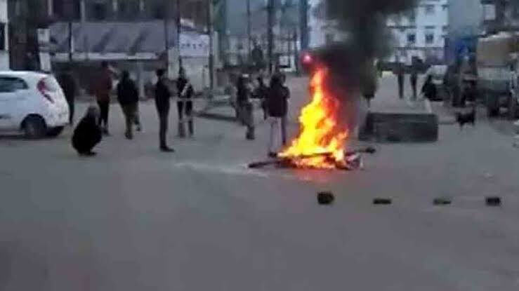 syedzakiahmed_'s tweet image. Protesters in Itanagar burn down setup of Itanagar International Film Festival and vehicles at the venue... There has been ongoing protests in #ArunachalPradesh against the decision to give PRC to non-tribals residing in the State #NortheastIndia
