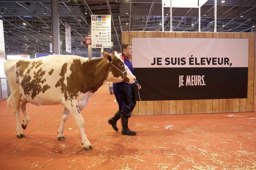 En France, un agriculteur se donne la mort tous les deux jours. Entretien avec le sociologue Nicolas Deffontaines pour comprendre ce phénomène longtemps passé sous silence, alors qu'ouvre aujourd'hui le Salon de l'agriculture à Paris.  franceculture.fr/societe/suicid…