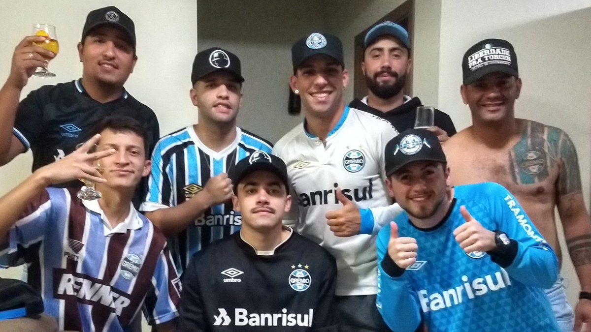 flavinhovieyra's tweet photo. É os guris! Aí vem a banda...
#Coperos ,🇪🇪🎺 https://t.co/9eyJ8m8Ibp